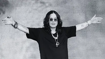 Ozzy Osbourne hält seine Arme bei einem Konzert hoch  - Foto: IMAGO / Eventpress
