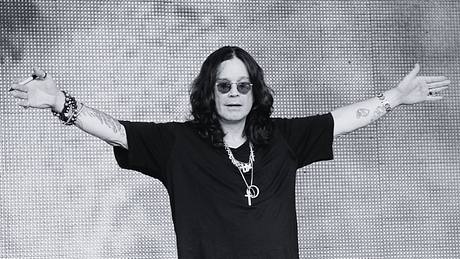 Ozzy Osbourne hält seine Arme bei einem Konzert hoch  - Foto: IMAGO / Eventpress