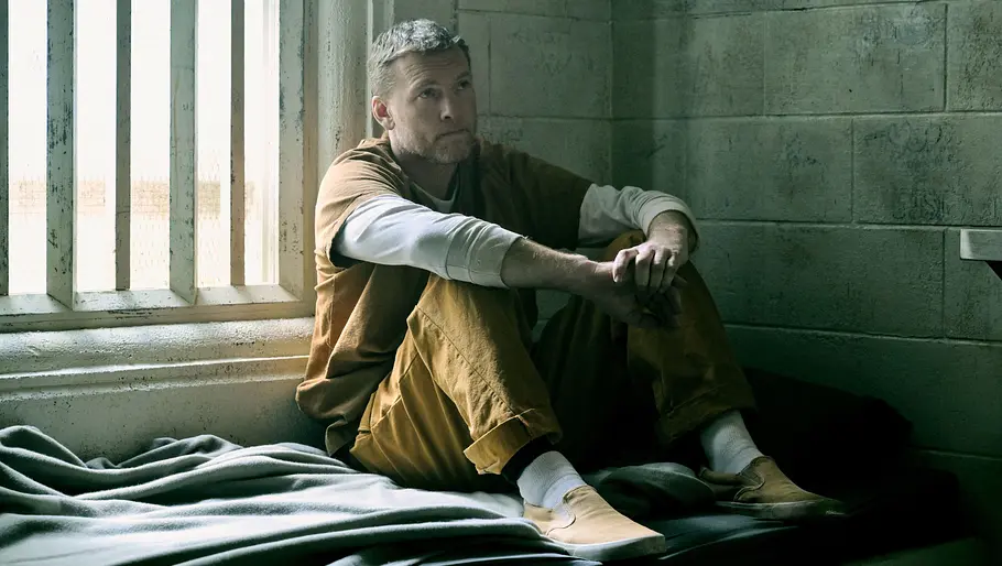 Nur für dein Leben Sam Worthington sitzt in Gefängnisklamotten in einer Gefängniszelle.