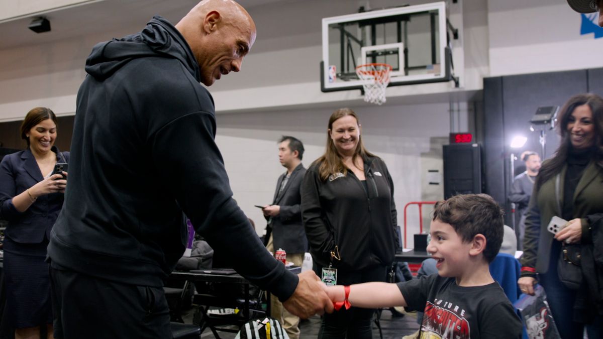 Nur im Wrestlingring legt Dwayne Johnson sein Saubermann-Image freiwillig ab. Dwayne Johnson schüttelt einem jungen Fan die Hand.