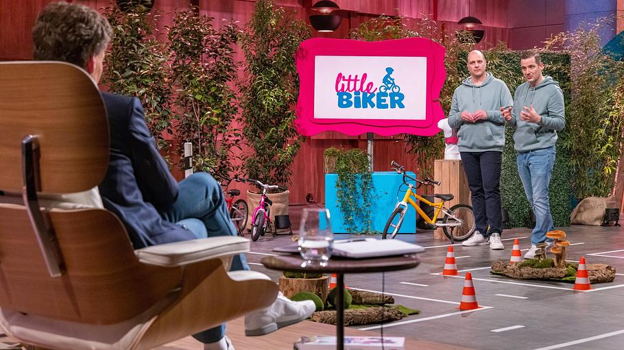 Steffen Gross (l.), Jan Hass präsentieren den Löwen die Westen von little Biker.