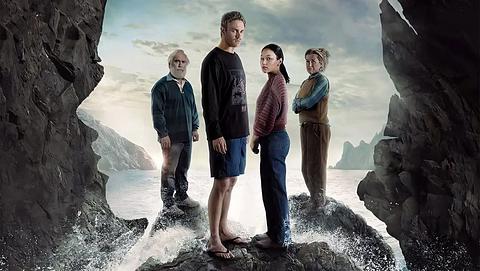 Das Poster zur Netflix Serie The Survivors - Der Sturm zeigt vier Personen auf einer Klippe - Foto: TMDB