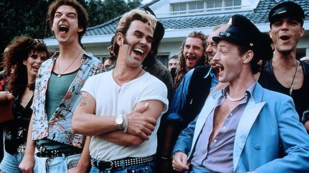 Die Flodders und ihre Nachbarn stehen auf der Straße und lachen. - Foto: TMDB