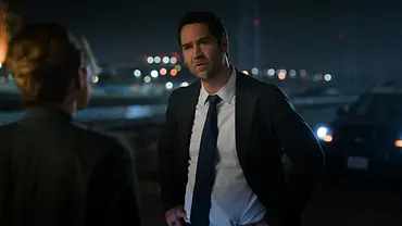 Mickey Haller unterhält sich auf einem Parkplatz. - Foto: © 2026 Netflix, Inc. Mickey Haller unterhält sich auf einem Parkplatz. - Foto: © 2026 Netflix, Inc.