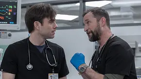 Dr. Langdon und Dr. Robby stehen nebeneinander. - Foto: Warrick Page/HBO Max