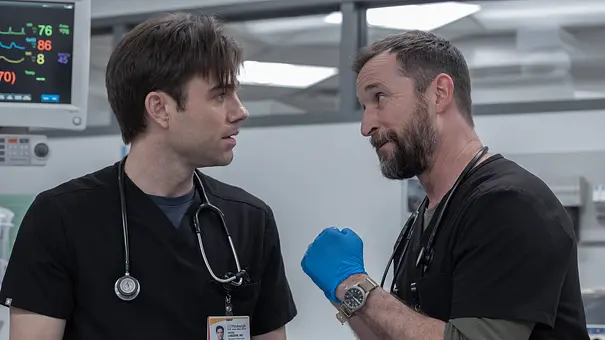 Dr. Langdon und Dr. Robby stehen nebeneinander. - Foto: Warrick Page/HBO Max