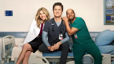 Elliot, J.D. und Turk auf einem Krankenbett. - Foto: TMDB