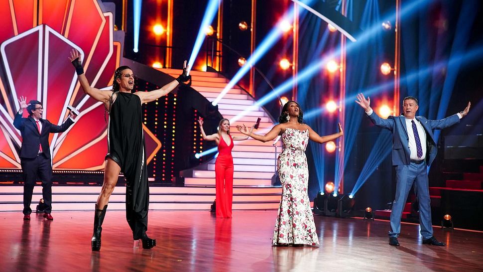 Die Jury und die Moderator:innen von „Let’s Dance“ 2025. - Foto: RTL / Stefan Gregorowius