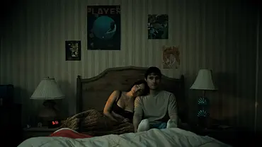 Inde Navarette und Michael Johnston liegen für „Obsession“ gemeinsam in einem Bett. Sie hat ihren Kopf auf seiner Schulter. - Foto: © 2026 FOCUS FEATURES LLC. ALL RIGHTS RESERVED. Inde Navarette und Michael Johnston liegen für „Obsession“ gemeinsam in einem Bett. Sie hat ihren Kopf auf seiner Schulter. - Foto: © 2026 FOCUS FEATURES LLC. ALL RIGHTS RESERVED.