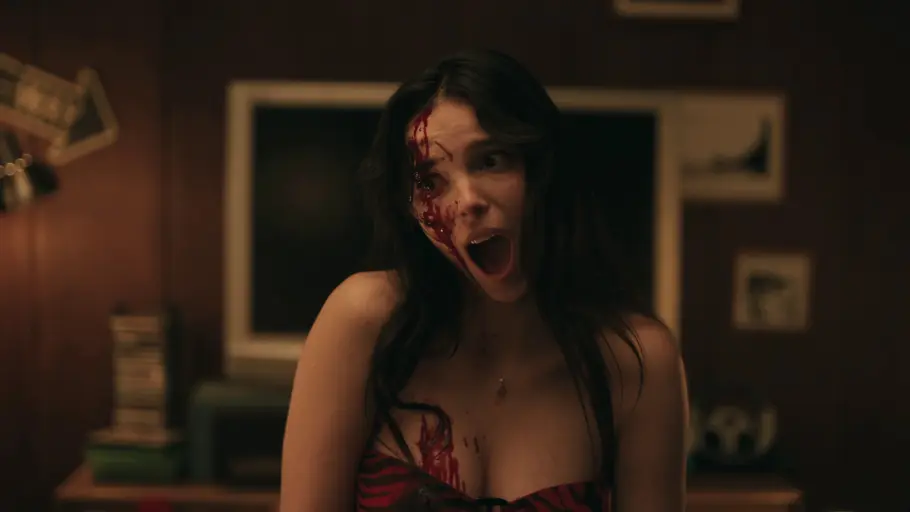 Obsession Nikki steht voller Blut im Wohnzimmer und schreit.
