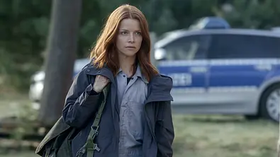 Karoline Schuch verkörpert Maggie Kring. - Foto: bb/ARD Degeto/Syrreal Dogs GmbH/CBS Studios/Stefan Erhard