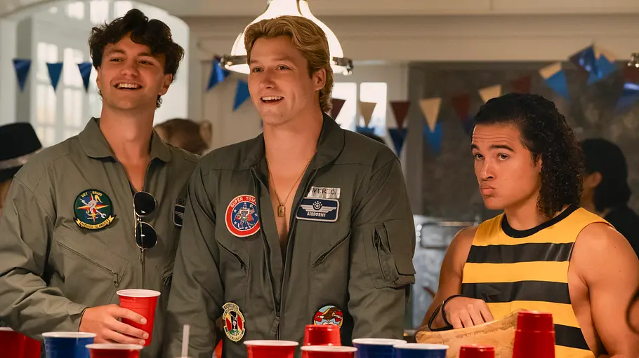 Beau, Dean und Tucker Khobe Clark als Beau, Stephen Kalyn als Dean und Jalen Thomas Brooks als Tucker in „Off Campus“.