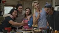 Tucker, Garrett, Hannah, Dean und Logan in der Küche und posieren für ein Foto. - Foto: Prime Video Tucker, Garrett, Hannah, Dean und Logan in der Küche und posieren für ein Foto. - Foto: Prime Video