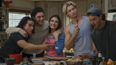 Tucker, Garrett, Hannah, Dean und Logan in der Küche und posieren für ein Foto. - Foto: Prime Video