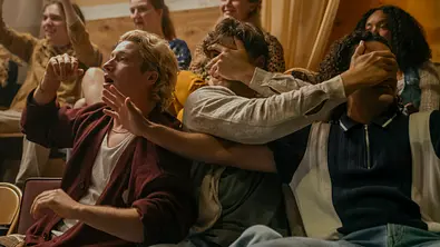 Bei all den versteckten Botschaften in „Off Campus“ sind nicht nur Dean, Beau und Tucker überrascht. - Foto: Liane Hentscher / Prime Video Bei all den versteckten Botschaften in „Off Campus“ sind nicht nur Dean, Beau und Tucker überrascht. - Foto: Liane Hentscher / Prime Video