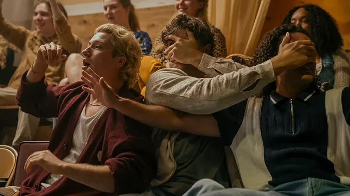 Bei all den versteckten Botschaften in „Off Campus“ sind nicht nur Dean, Beau und Tucker überrascht. - Foto: Liane Hentscher / Prime Video