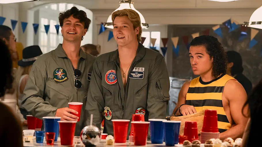 Beau als Goose, Dean als Maverick und Tucker als Biene bei Geburtstagskostümparty in „Off Campus“.