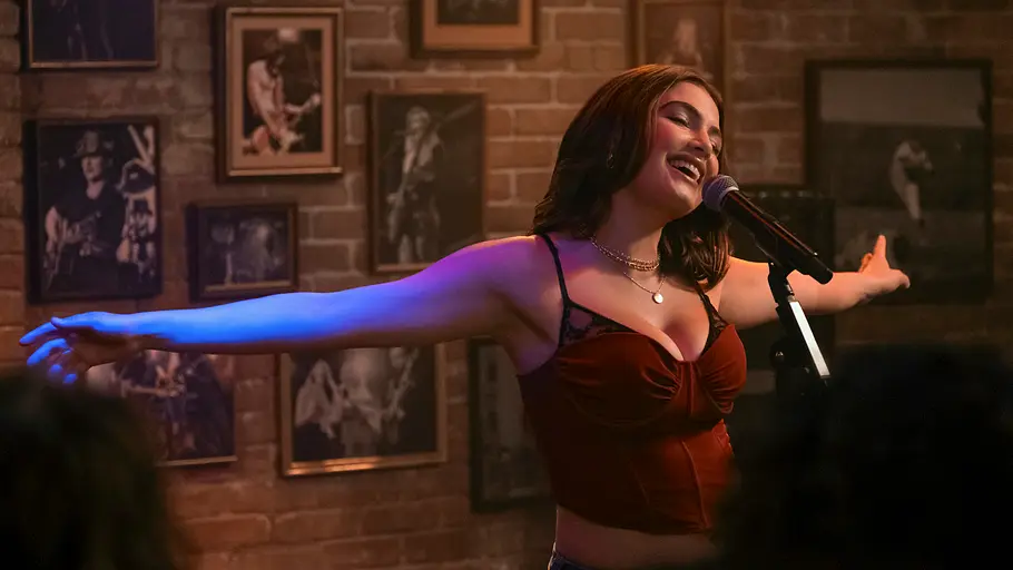 „Off Campus“ Hannah (Ella Bright) sind beim Karaoke „Cherry Pie“.