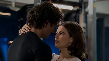 Eine Szene aus „Off Campus“: Hannah und Garrett küssen sich fast im Fitnessstudio - Foto: Prime Video Eine Szene aus „Off Campus“: Hannah und Garrett küssen sich fast im Fitnessstudio - Foto: Prime Video