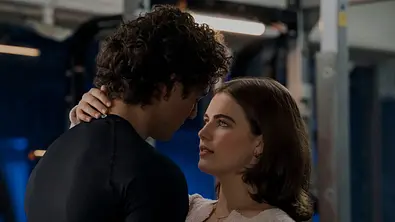Eine Szene aus „Off Campus“: Hannah und Garrett küssen sich fast im Fitnessstudio - Foto: Prime Video