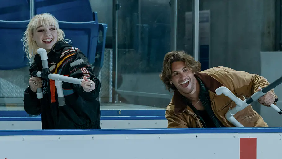 Jules (Julia Sarah Stone) und Logan (Antonio Cipriano) in „Off Campus“.