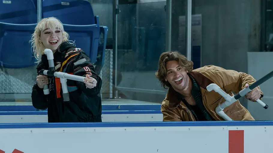 „Off Campus“ Jules (Julia Sarah Stone) und Logan (Antonio Cipriano) in „Off Campus“.