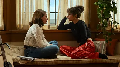 Wird Hannahs (Ella Bright) beste Freundin Allie (Mika Abdalla) in „Off Campus“ Staffel 2 die Hauptrolle spielen? - Foto: Liane Hentscher/Prime Video Wird Hannahs (Ella Bright) beste Freundin Allie (Mika Abdalla) in „Off Campus“ Staffel 2 die Hauptrolle spielen? - Foto: Liane Hentscher/Prime Video