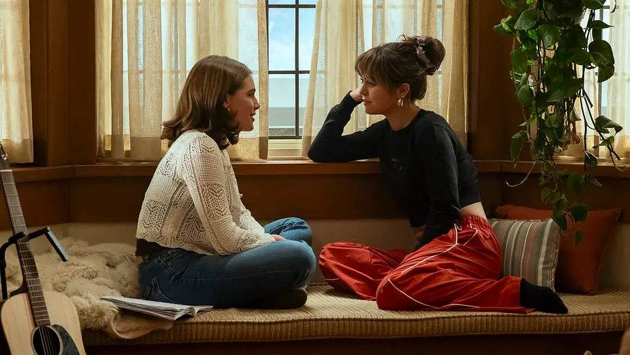 „Off Campus“ Staffel 2 Wird Hannahs (Ella Bright) beste Freundin Allie (Mika Abdalla) in „Off Campus“ Staffel 2 die Hauptrolle spielen?