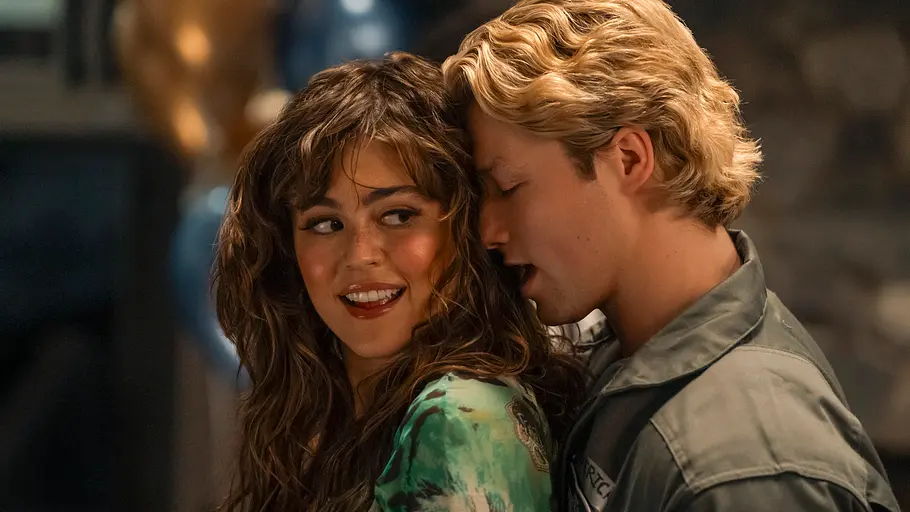 Off Campus: Produktion spricht nach Veröffentlichung der Serie Warnung aus Allie Hayes (Mika Abdalla) und Dean Di Laurentis (Stephen Thomas Kalyn) in OFF CAMPUS