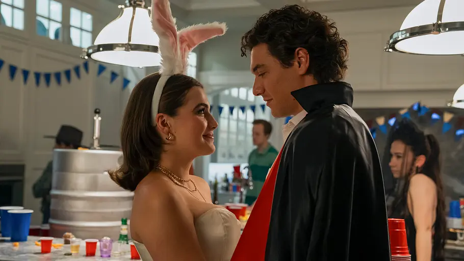 Off Campus: Staffel 1 Hannah und Garrett tragen Kostüme und schmachten sich an.