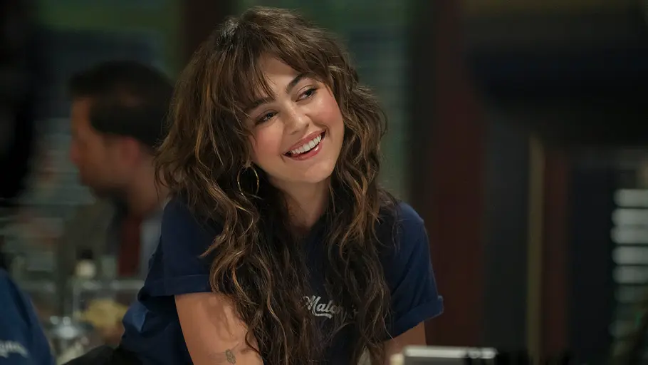 Allie Hayes (Mika Abdalla) in „Off Campus“ Staffel 1.