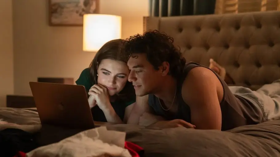 Hanna und Garett liegen auf dem Bett und schauen etwas auf ihrem Laptop