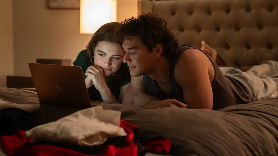 „Off Campus“-Trailer Hannah (Ella Bright) und Garrett (Belmont Cameli) in „Off Campus“.