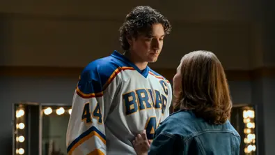 Garrett Graham (Belmont Cameli) and Hannah Wells (Ella Bright) in OFF CAMPUS - Foto: Liane Hentscher / © Amazon Content Services LLC
