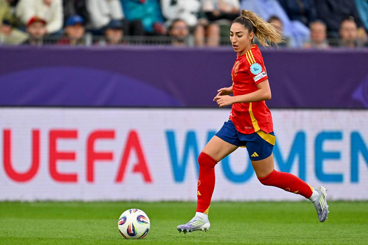 Spanische Frauen Nationalmannschaft Olga Olga der spanischen Frauen-Nationalmannschaft dribbelt den Ball