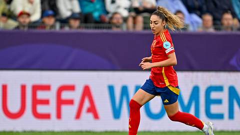 Olga der spanischen Frauen-Nationalmannschaft dribbelt den Ball - Foto: IMAGO / Sportpix