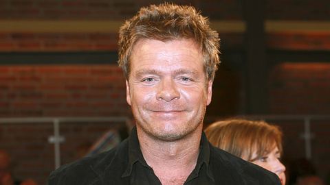 Oliver Geissen lächelt in die Kamera - Foto: IMAGO / Future Image