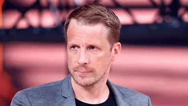 Oliver Pocher blickt mit ernster Miene zur Seite. Er trägt einen grauen Blazer. - Foto: IMAGO / Panama Pictures