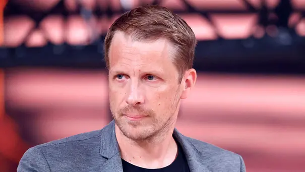 Oliver Pocher blickt mit ernster Miene zur Seite. Er trägt einen grauen Blazer. - Foto: IMAGO / Panama Pictures