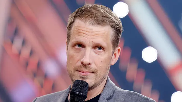 Oliver Pocher mit einem Mikrofon in der Hand - Foto: IMAGO / Panama Pictures