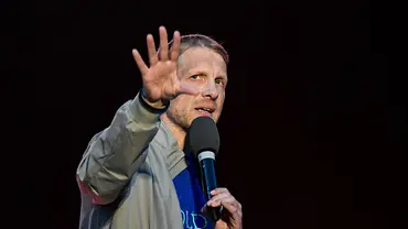 Oliver Pocher hält ein Mikro in der Hand und hält seine andere Hand abwehrend vors Gesicht - Foto: IMAGO / Funke Foto Services Oliver Pocher hält ein Mikro in der Hand und hält seine andere Hand abwehrend vors Gesicht - Foto: IMAGO / Funke Foto Services