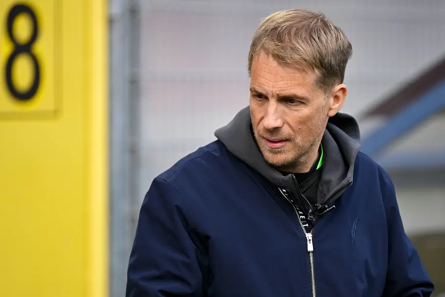 Oliver Pocher blickt seitlich zu Boden