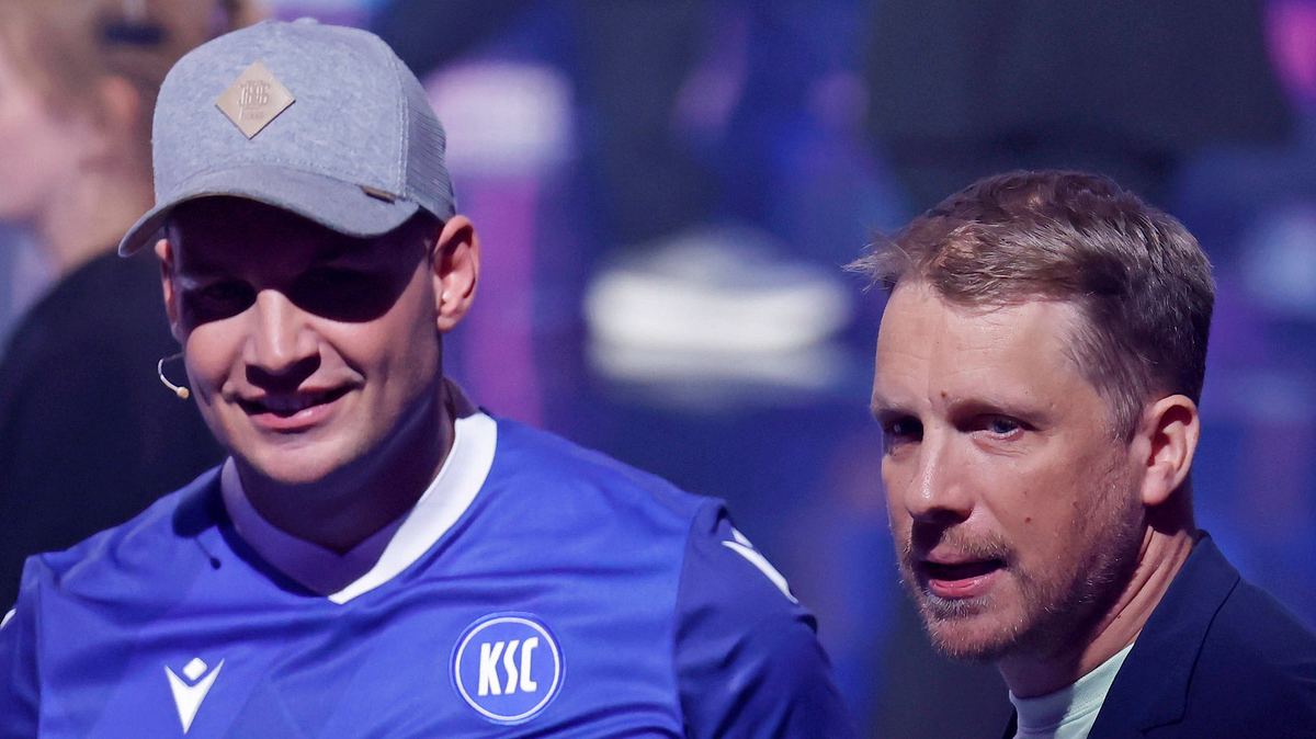 Sänger Pietro Lombardi (lachend im blauen Trikot) als Juror mit Entertainer Oliver Pocher (mit entgeistertem Blick) im Finale von DSDS 2024