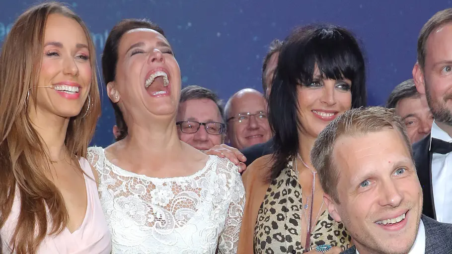 Annemarie Carpendale und Oliver Pocher auf einem Gruppenfoto