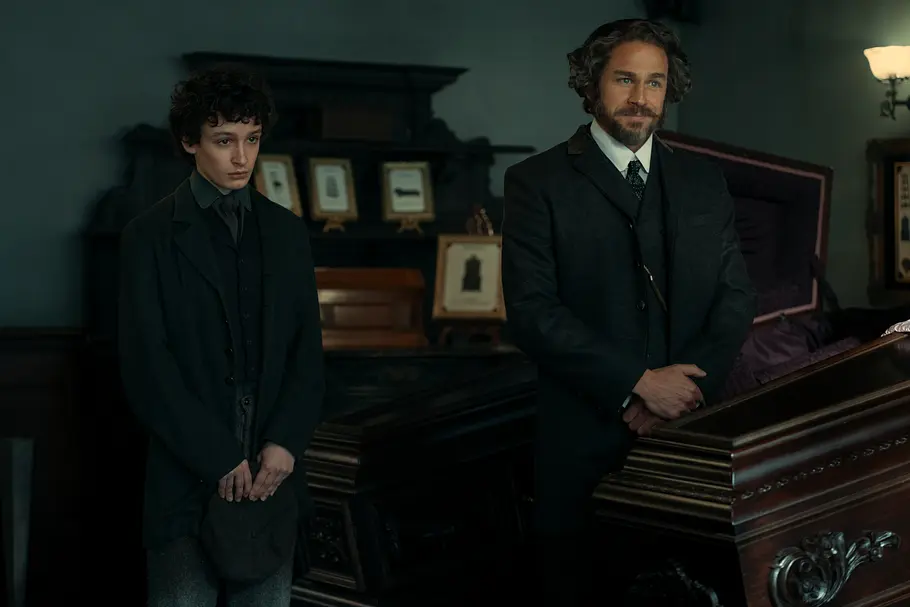 Oliver Spenceman als Stephen und Charlie Hunnam als Andrew Borden.