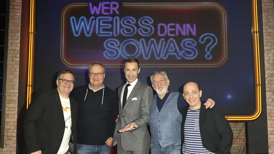 Oliver Welke 2018 Elton, Oliver Welke, Kai Pflaume, Dieter Hallervorden und Bernhard Hoecker bei der Aufzeichnung der ARD-Quizshow Wer weiß denn sowas? XXL im Studio Hamburg. Hamburg