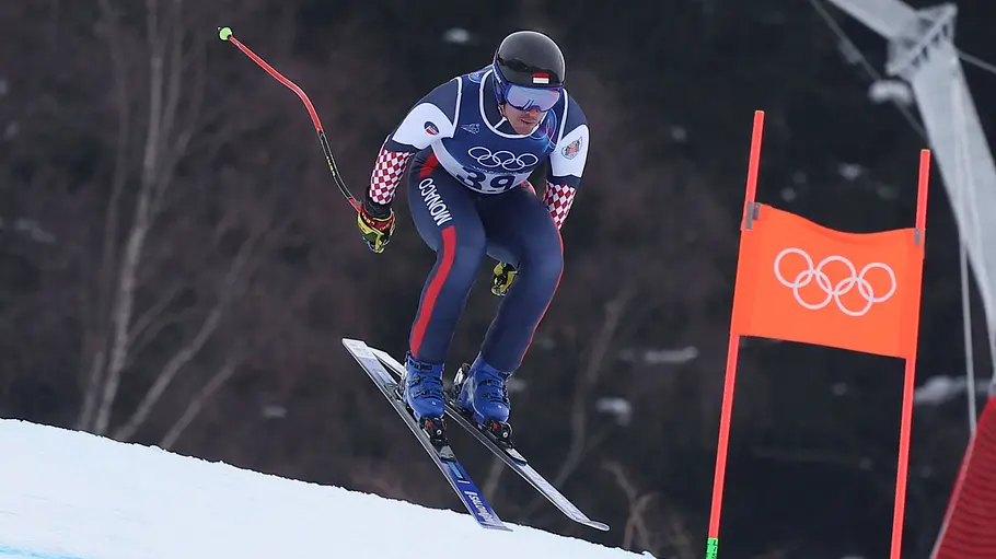 Abfahrt Herren bei Olympia 2026 Ein Skifahrer steht in der Luft bei der Abfahrt der Herren bei Olympia 2026