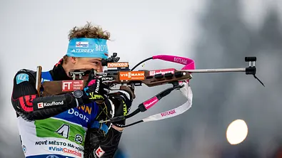  Leonhard Pfund ist bei der Biathlon Mixed-Staffel am Schießstand - Foto: IMAGO / GEPA pictures