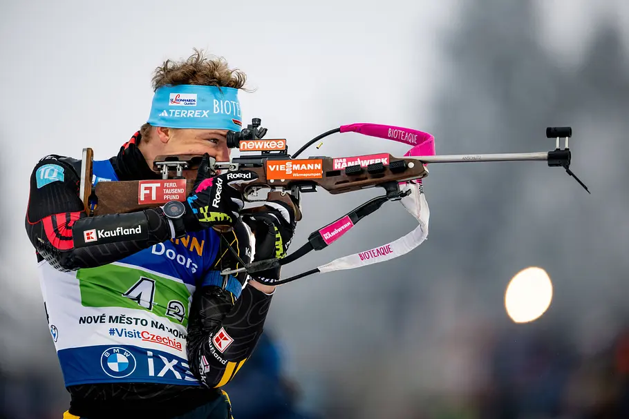 Biathlon Mixed Leonhard Pfund ist bei der Biathlon Mixed-Staffel am Schießstand