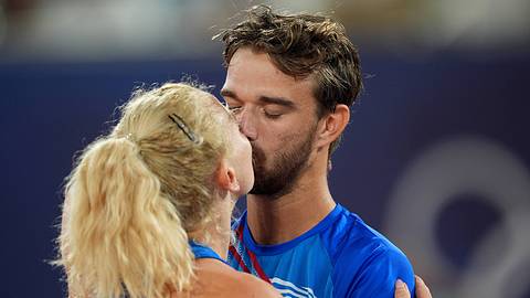 Tschechisches Olympia-Paar küsst sich - Foto: IMAGO / USA TODAY Network